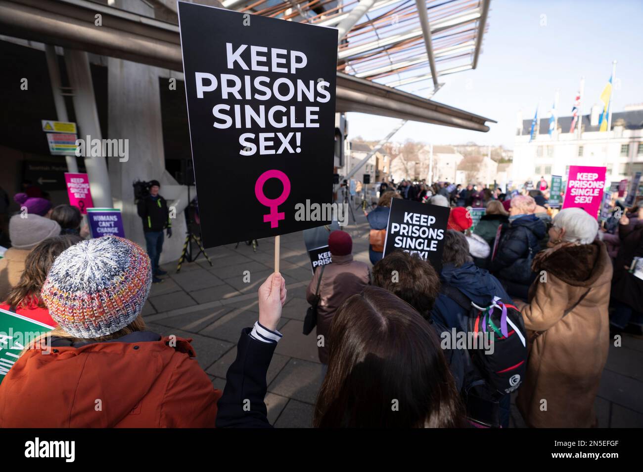 Edimburgo, Scozia, Regno Unito. 9 febbraio 2023. Il gruppo femminista for Women Scotland è un raduno contro gli uomini che sono ospitati nelle prigioni femminili scozzesi al di fuori del Parlamento scozzese. Iain Masterton/Alamy Live News Foto Stock