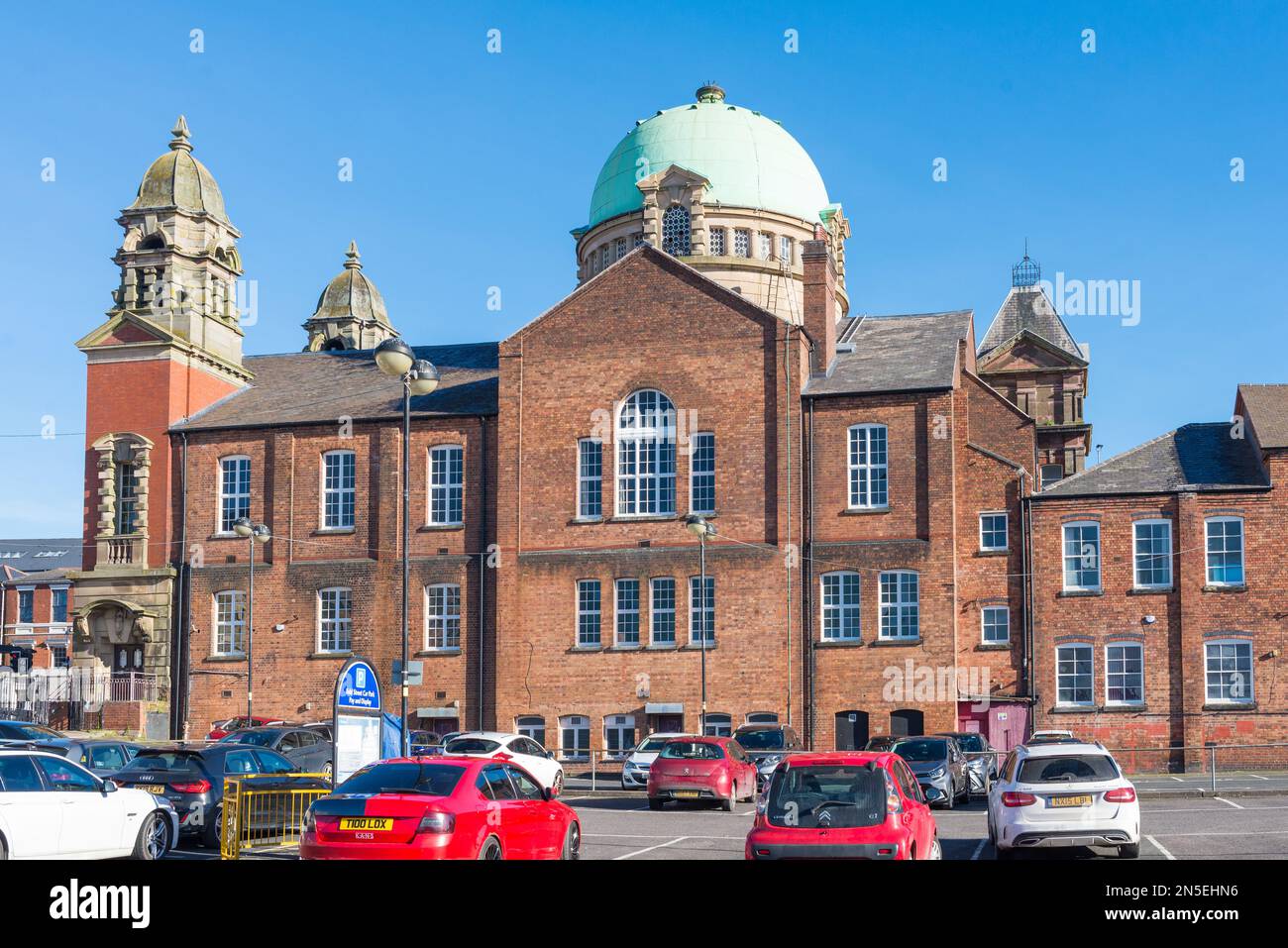 Grande edificio in mattoni rossi che ospita il Wolverhampton Inter Faith Council in School Street, Wolverhampton Foto Stock