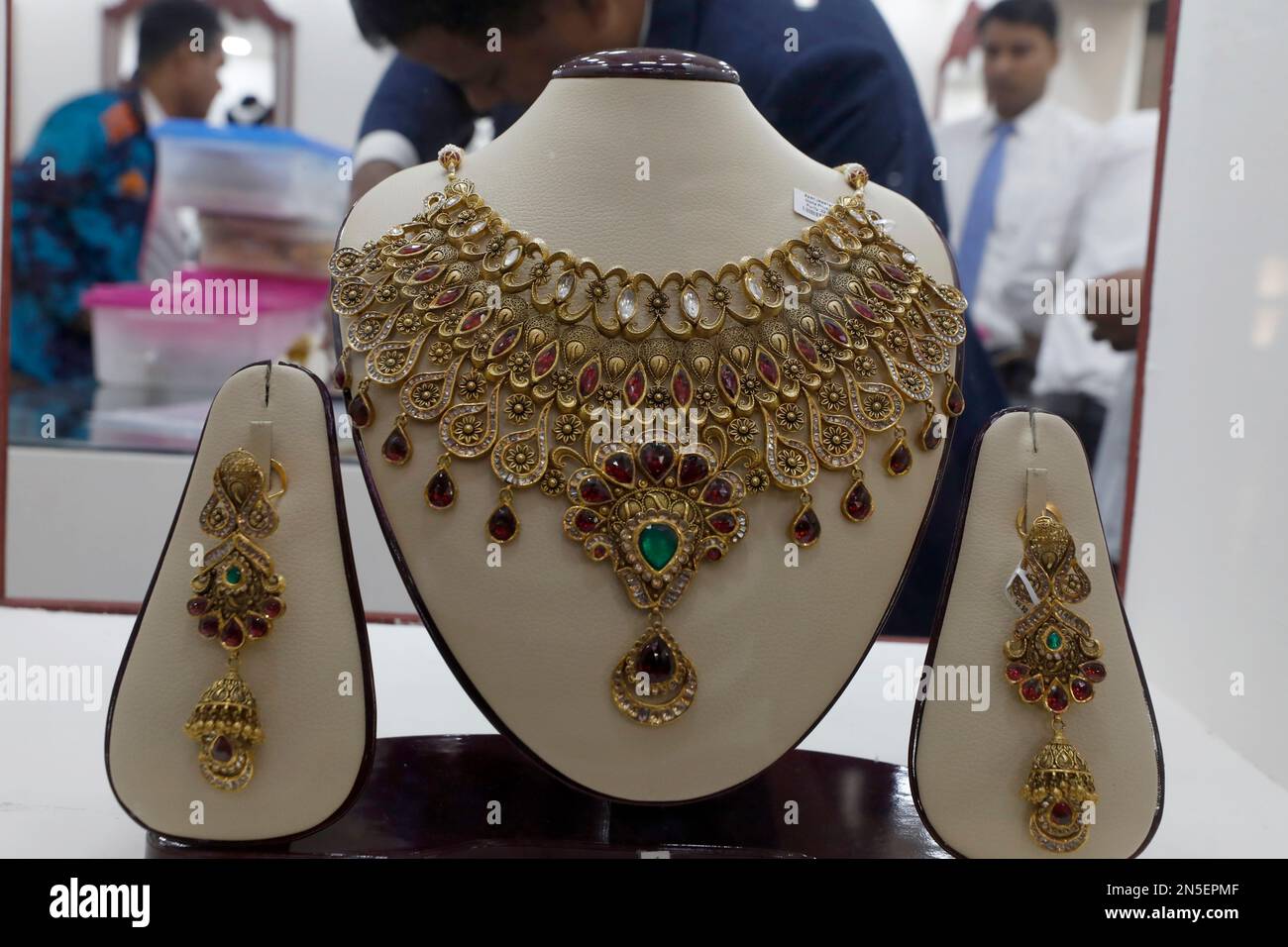 Dhaka, Bangladesh - 09 febbraio 2023: All'interno è iniziata la mostra di  tre giorni sui gioielli d'oro organizzata dalla Parrucchieri del Bangladesh  (bajus Foto stock - Alamy