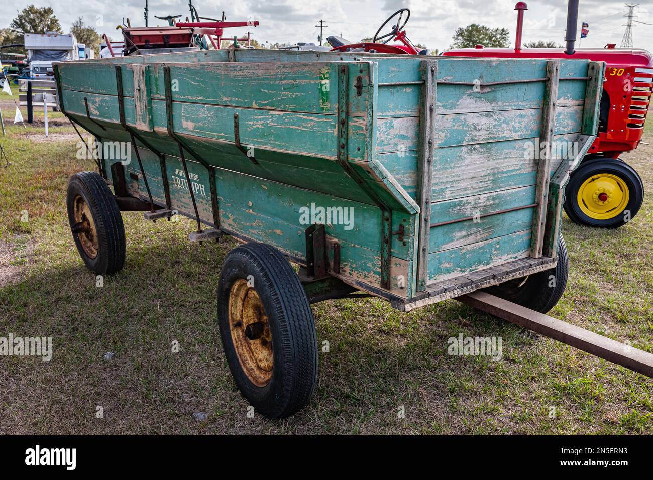 Fort Meade, FL - 22 febbraio 2022: Vista dall'alto dell'angolo anteriore di un box per carri John Deere Triumph Flare Type 1911 in occasione di una fiera locale dei trattori. Foto Stock