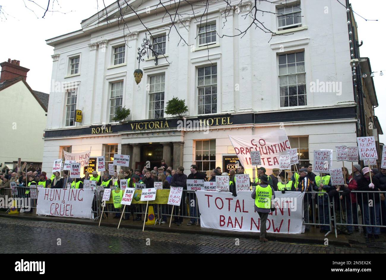 I manifestanti anti anti della caccia all'Albrighton Hunt per la caccia alla volpe a Newport, Shropshire. Foto di DAVE BAGNALL 26/12/02 Foto Stock