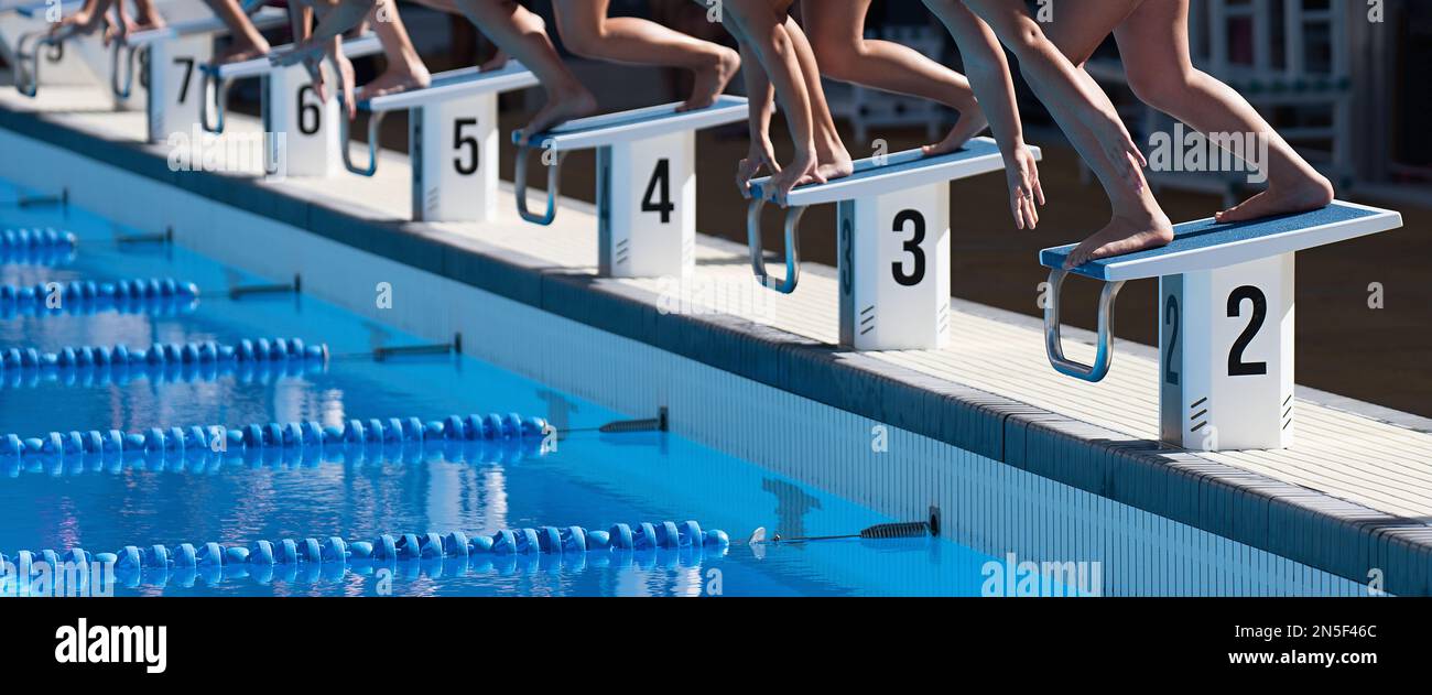 Nuotatori sul blocco di partenza con solo mani e piedi visibili Foto Stock
