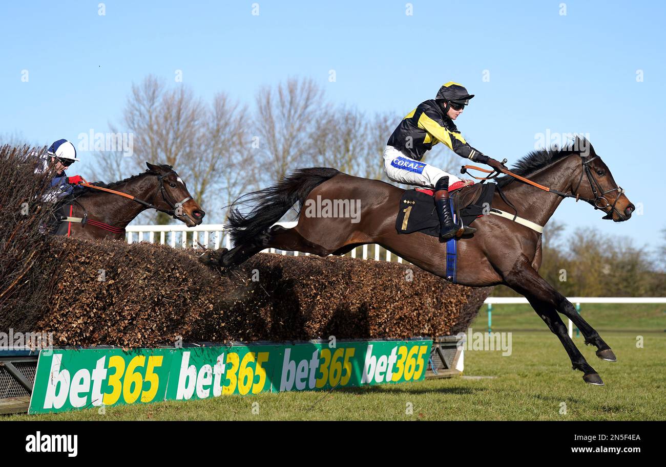 Shirocco's Dream guidato dal jockey Brendan Powell (a destra) vince l'Oxenwood Real Estate Mares' Novices' handicap Chase (qualificatore) all'ippodromo di Huntingdon, Cambridgeshire. Data immagine: Giovedì 9 febbraio 2023. Foto Stock