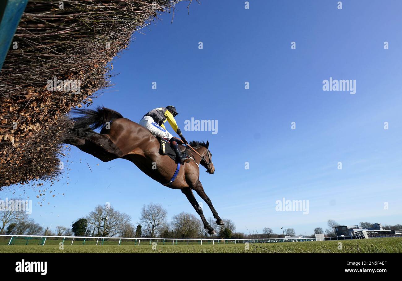 Shirocco's Dream guidato dal jockey Brendan Powell vince l'Oxenwood Real Estate Mares' Novices' handicap Chase (qualificatore) all'ippodromo di Huntingdon, Cambridgeshire. Data immagine: Giovedì 9 febbraio 2023. Foto Stock