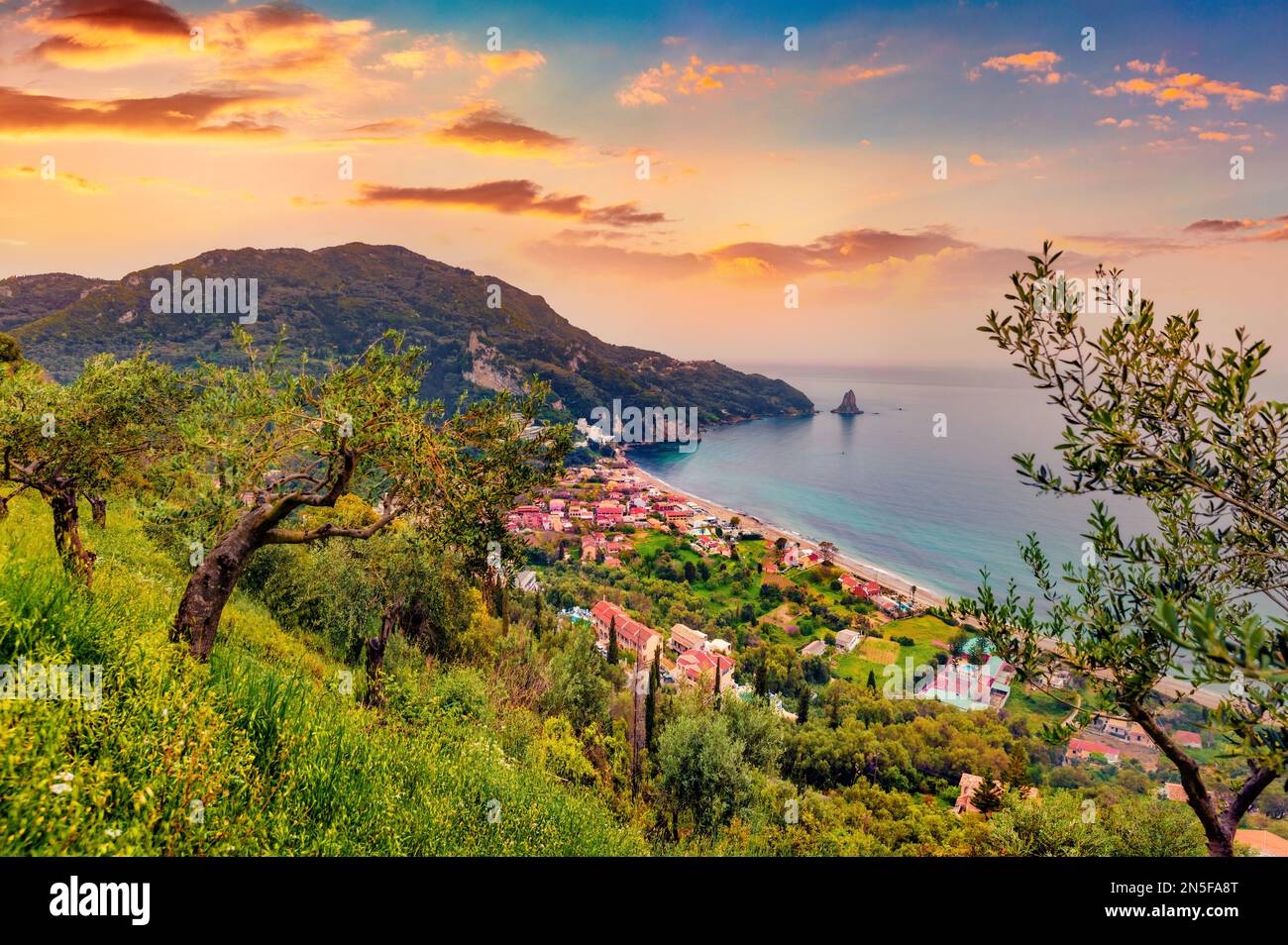 Attraente paesaggio urbano estivo del villaggio di Agios Gordios, comune di Achilleio. Splendida vista sul mare del Mar Ionio. Impressionante paesaggio di Corfù Foto Stock