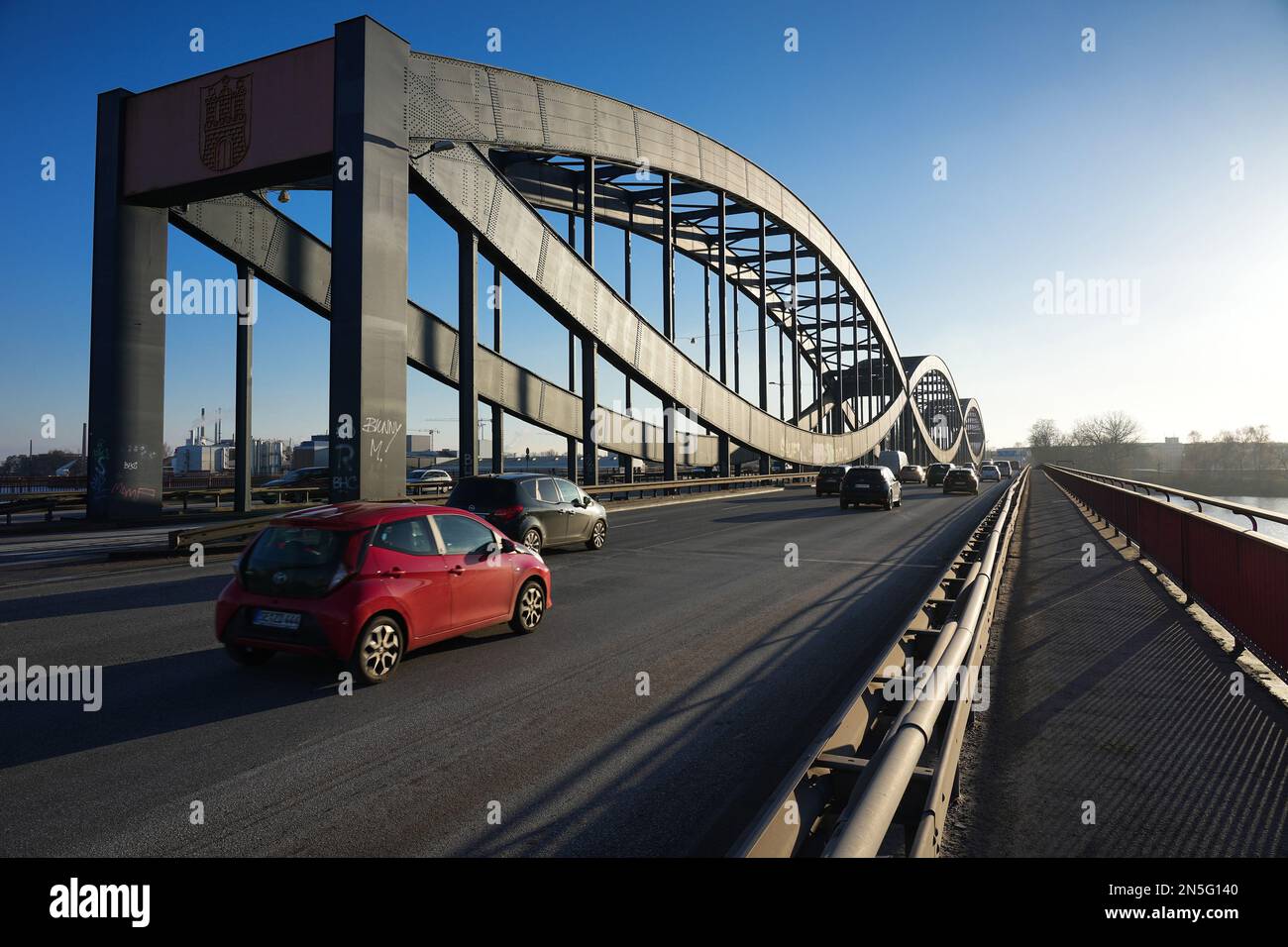 Amburgo, Germania. 06th Feb, 2023. Le auto escono dalla città sulla Billhorner Brückenstraße (strada federale B4/B75) sul ponte New Elbe sopra il Norderelbe. Credit: Soeren Stache/dpa/Alamy Live News Foto Stock