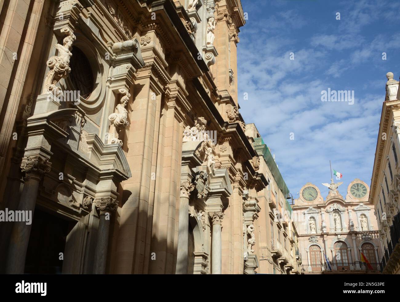 Dettagli architettonici barocchi e orologi della porta Oscura e della Torre dell'Orologio nel centro storico di Trapani. Foto Stock