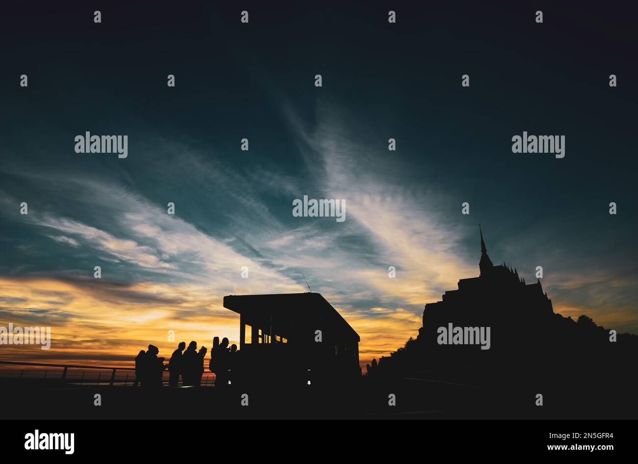 Ont Saint-Michel, Francia vista notturna e la Via Lattea stellata in cielo. Costruito nei secoli XI-XVI. La facciata principale della chiesa costruita nel 12th centur Foto Stock