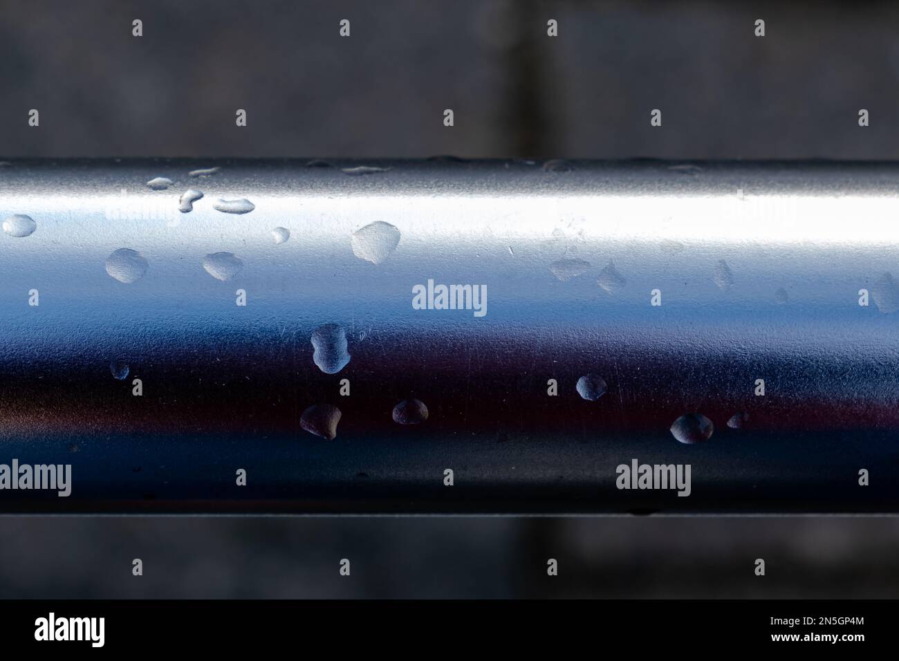 closeup tubo in metallo d'argento con gocce d'acqua Foto Stock