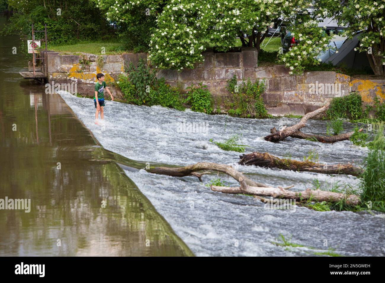 Bambini che giocano allo sbarramento del fiume Diemel, Trendelburg, distretto di Kassel, Assia, Germania Foto Stock