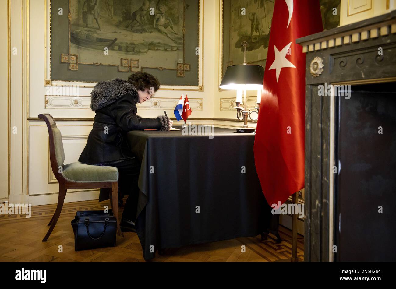 L'AIA - l'ambasciatore spagnolo firma il registro delle condoglianze presso l'ambasciata turca per le vittime dei terremoti in Turchia e Siria. ANP KOEN VAN WEEL netherlands out - belgium out Foto Stock