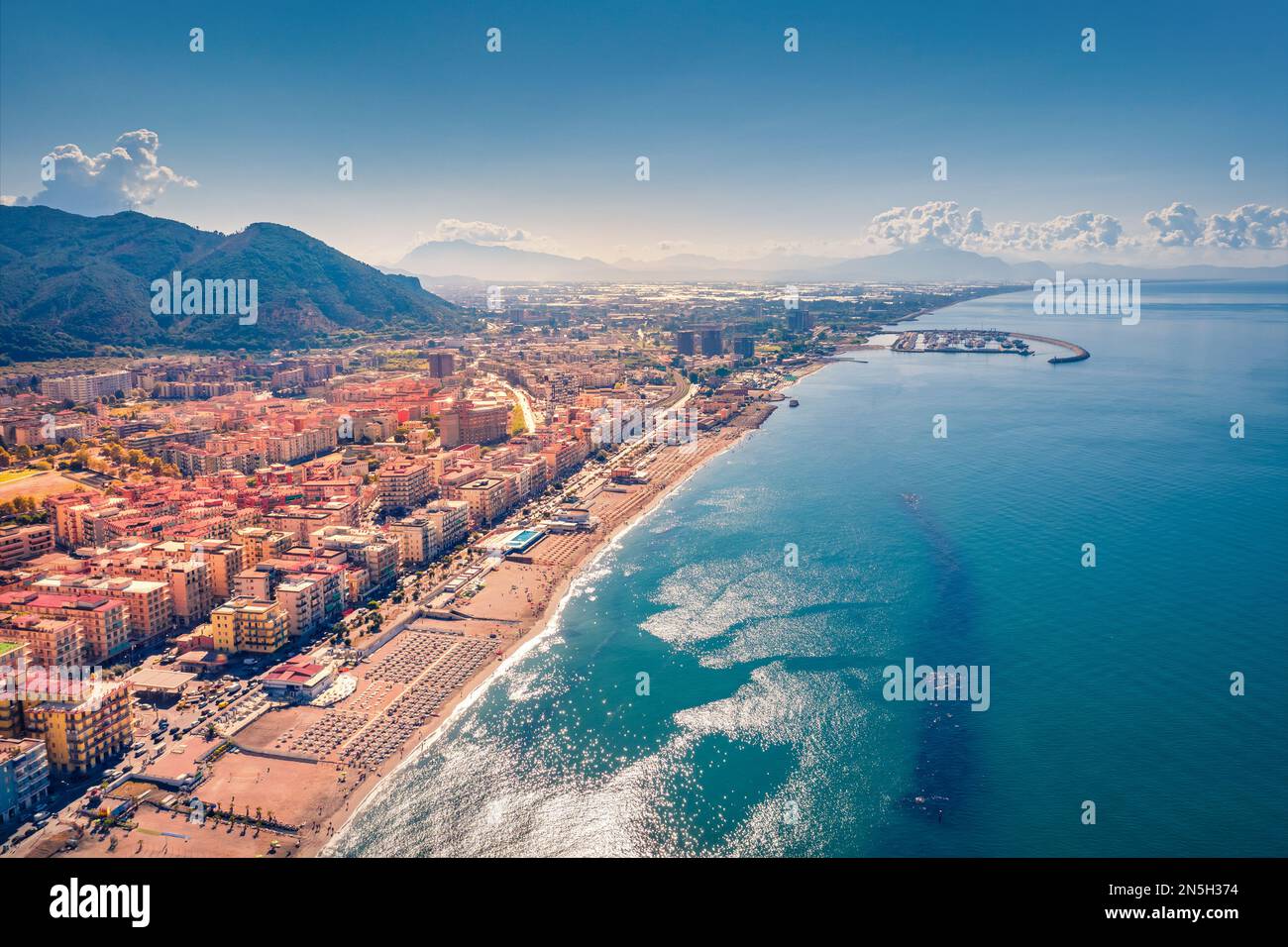 Sole mattina vista dal drone volante della città di Salerno, Italia,  Europa. Mare estivo Aeriano del Mediterraneo. Concetto di viaggio sfondo  Foto stock - Alamy