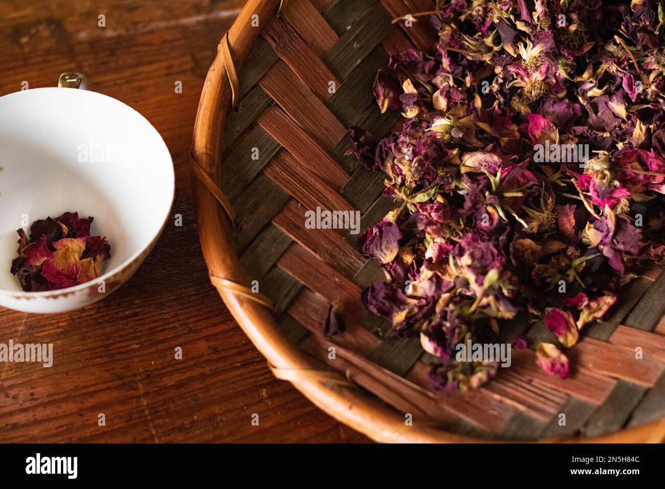 cestino di raccolta pieno di erbe essiccate viola e rosa Foto Stock