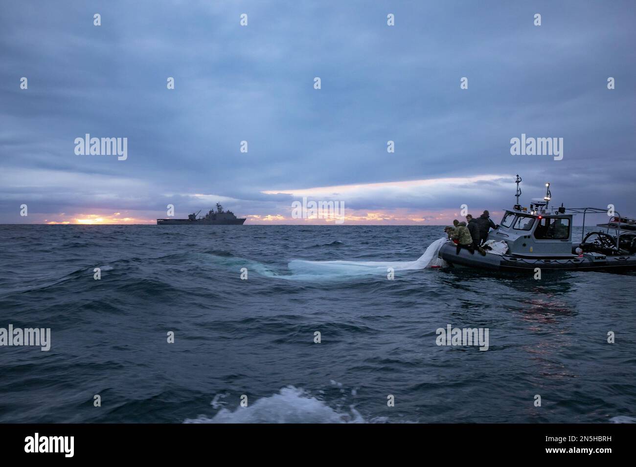 I marinai assegnati al gruppo di smaltimento delle Ordnanze esplosive 2 (EODGRU 2) hanno recuperato un pallone di sorveglianza cinese ad alta quota al largo della costa di Myrtle Beach, South Carolina, il 5 febbraio 2023. Sotto la direzione del presidente degli Stati Uniti e con il pieno sostegno del governo del Canada, un USA Air Force F-22 Raptor, su autorità del comando del Nord, ha impegnato e portato giù il pallone spia cinese all'interno dello spazio aereo sovrano degli Stati Uniti e sulle acque territoriali degli Stati Uniti il 4 febbraio 2023. Foto di MC1 Tyler Thompson/USA Navy/UPI Foto Stock