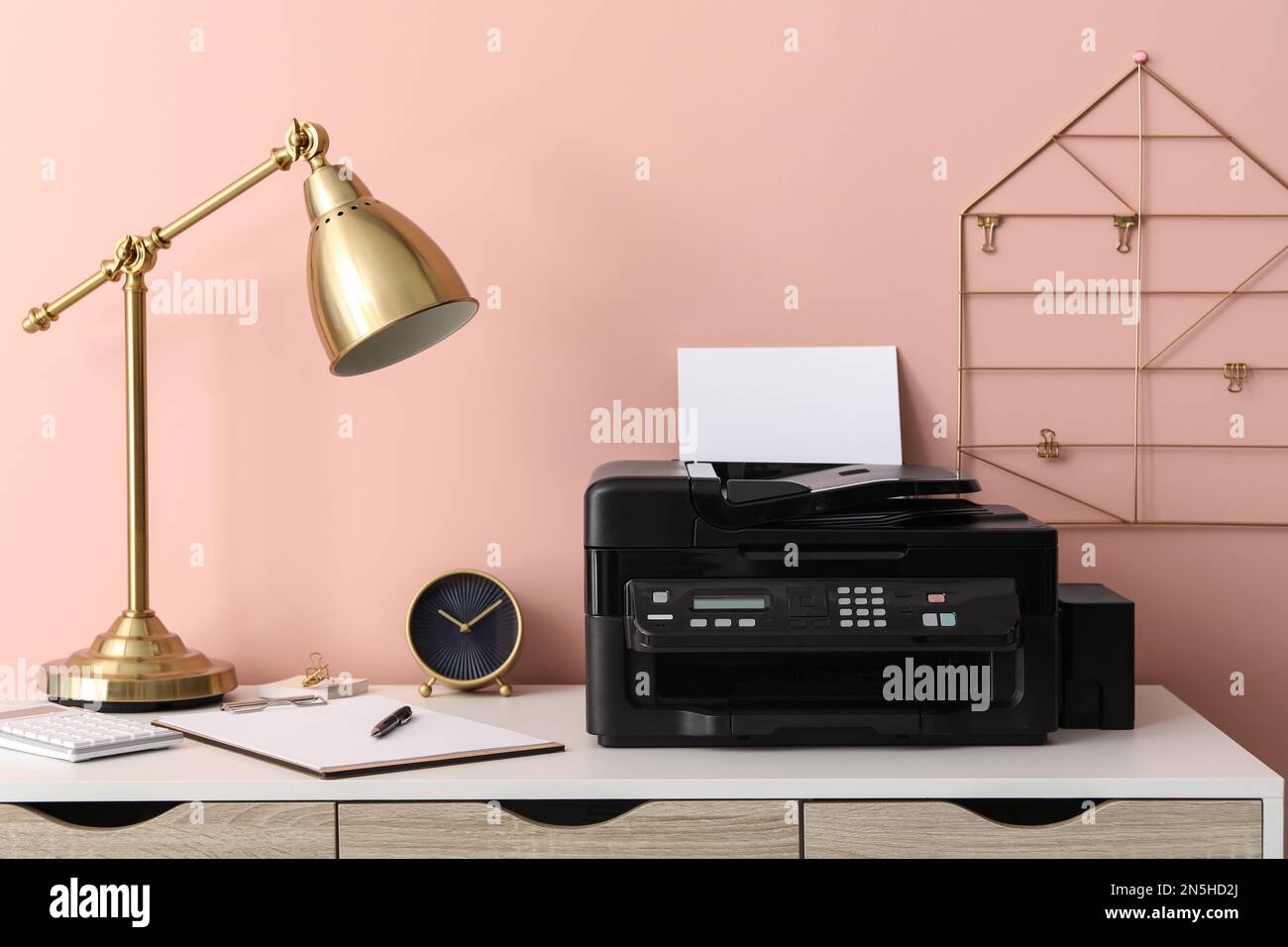 Nuova stampante moderna con carta su tavolo bianco sul posto di lavoro Foto Stock