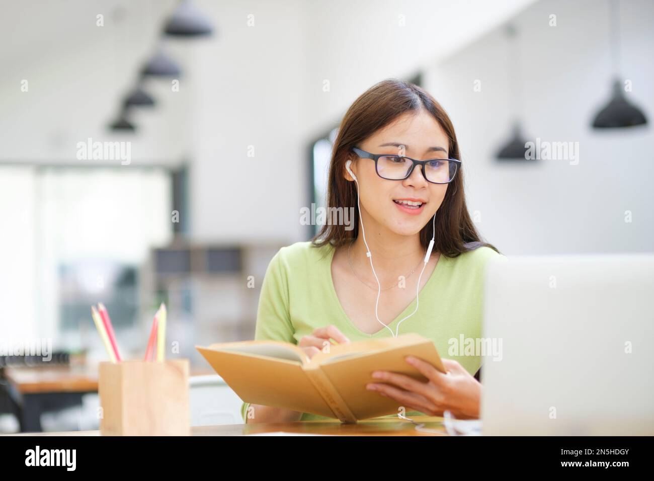 Giovane donna videoconferenza e studio on-line a casa. Foto Stock