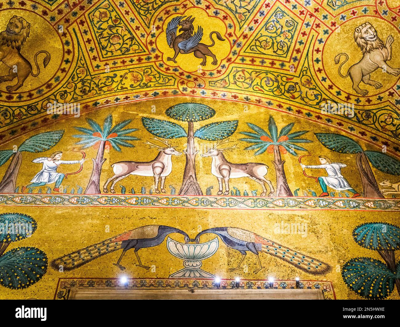 Mosaico di sala di re Ruggero di epoca normanna nel Palazzo dei Normanni - Palermo, Sicilia, Italia Foto Stock