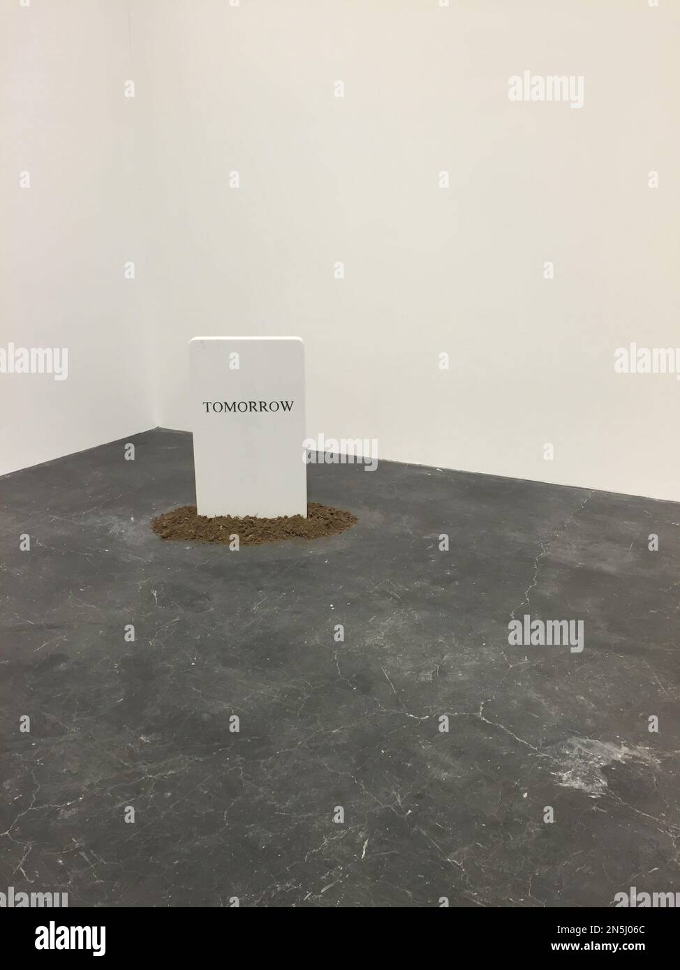 Una vista di una tomba scritta su domani. Foto Stock