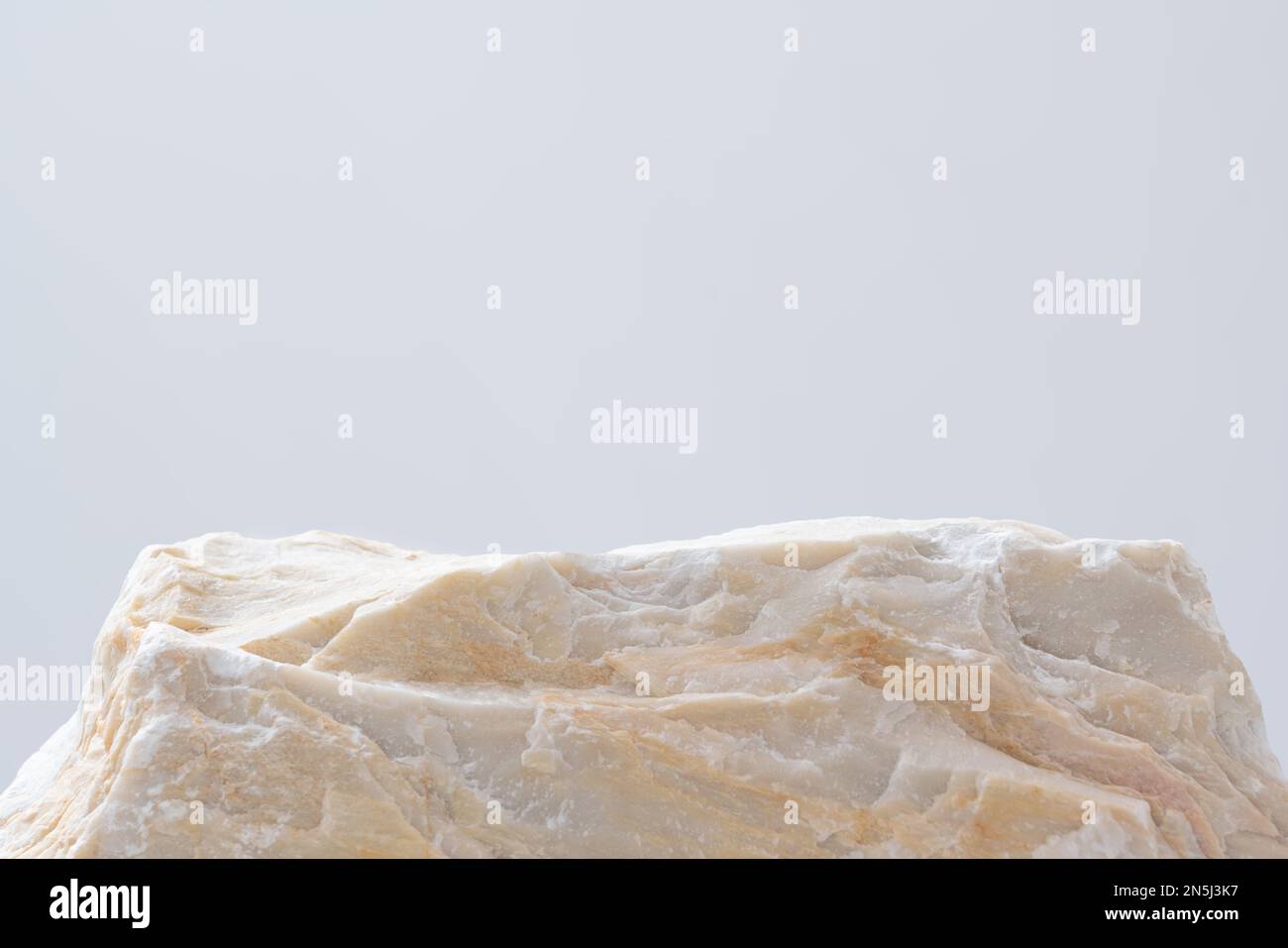 vuoto naturale ruvido beige granito podio in pietra su sfondo bianco con spazio vuoto.cosmetic bellezza moda prodotto presente posizionamento piedistallo promoti Foto Stock