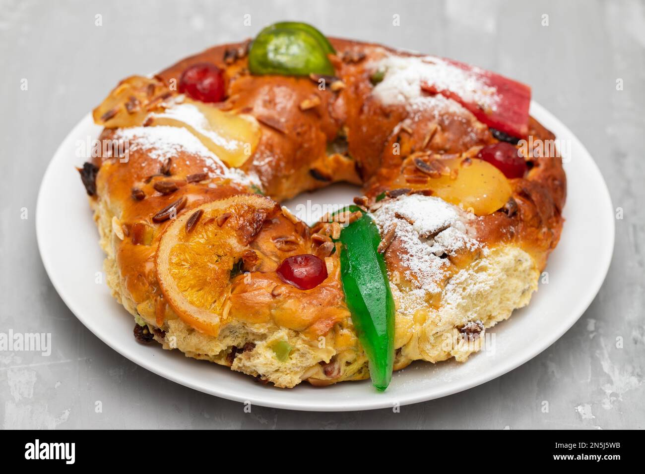 Bolo do Rei o torta del Re, fatta per Natale, tipica torta di Natale portoghese con frutta secca Foto Stock