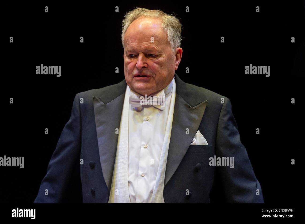 Londra, Regno Unito. 9 febbraio 2023. Clive Anderson AS (Old) Hugo Leitski presso una foto della "maledizione del vincitore" al Park Theatre di Finsbury Park. Diretto da Jez Bond, ad per il Park Theatre, e scritto dall'ex ambasciatore e negoziatore di pace in Medio Oriente Daniel Taub con Dan Patterson, scrittore/produttore su Mock the Week e The Duck House, gli spettacoli si svolgono dal 8 febbraio al 11 marzo 2023. Credit: Stephen Chung / Alamy Live News Foto Stock