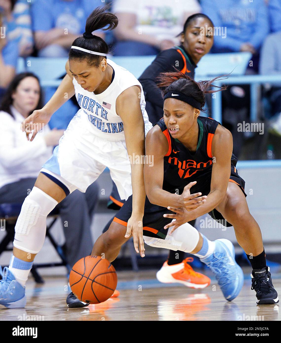 North Carolina's Allisha Gray, left, battles Miami's Krystal Saunders, right, for the ball during the first half of an NCAA college basketball game in Chapel Hill, N.C. Sunday, Feb. 2, 2014. (AP Photo/Ellen Ozier) Foto Stock