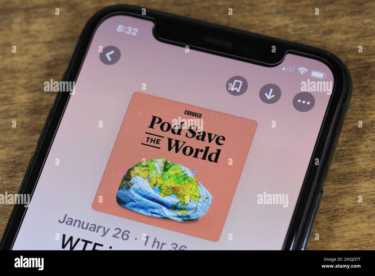 Podcast Pod Save the World visualizzato sullo schermo del telefono. Foto Stock