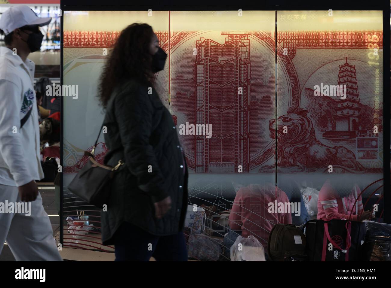 Un cartellone che mostra il disegno di una banconota da $100 dollari di Hong Kong presso l'edificio HSBC nel centro. 02JAN23 SCMP / Jonathan Wong Foto Stock