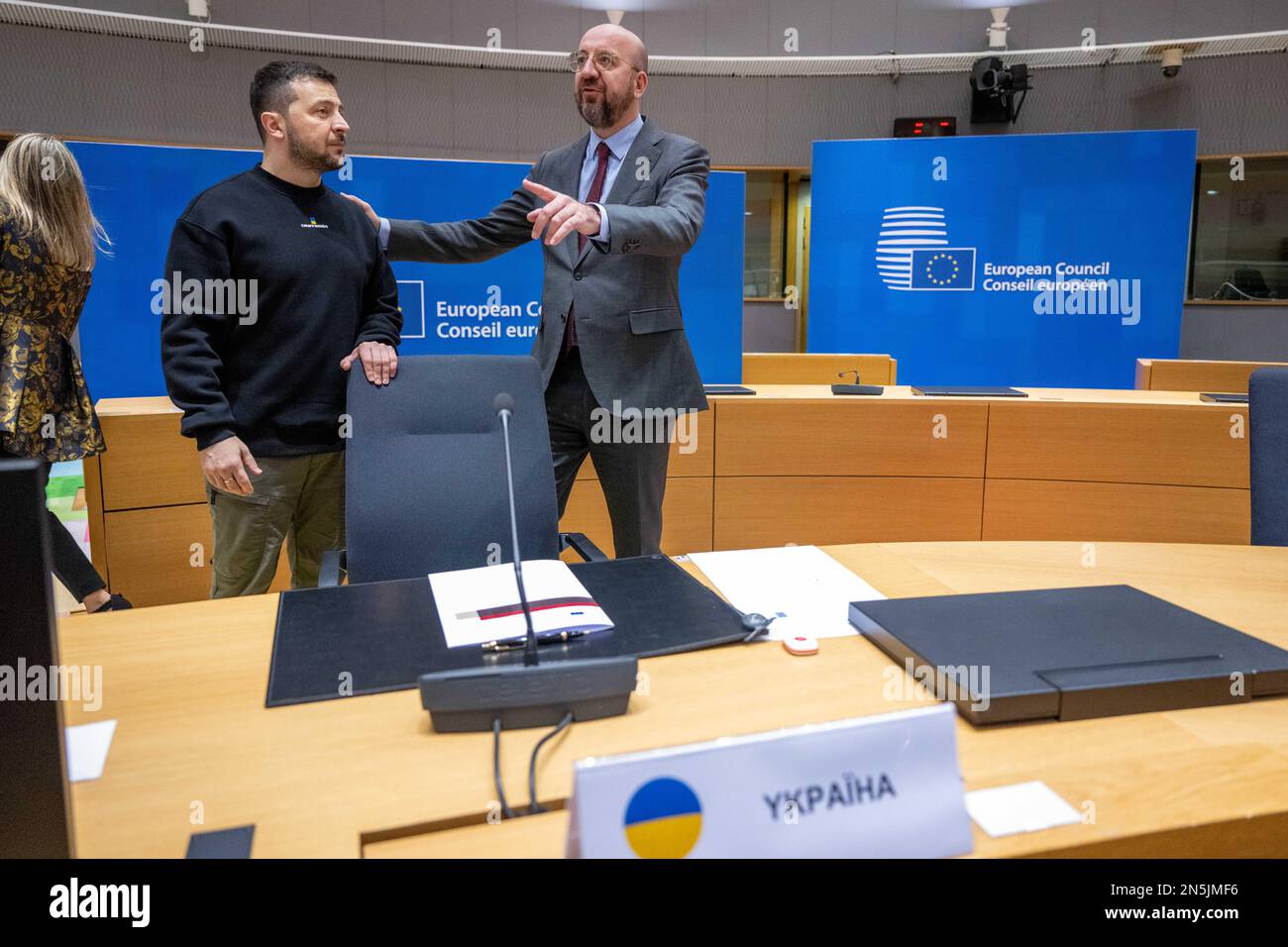 BRUXELLES - il presidente ucraino Volodimir Zelensky e il presidente della Commissione europea Charles Michel durante un vertice UE inserito. La riunione discuterà, tra l'altro, del sostegno dell'UE all'Ucraina e dei crescenti problemi di migrazione in Europa. ANP JONAS ROOSENS olanda fuori - belgio fuori Foto Stock