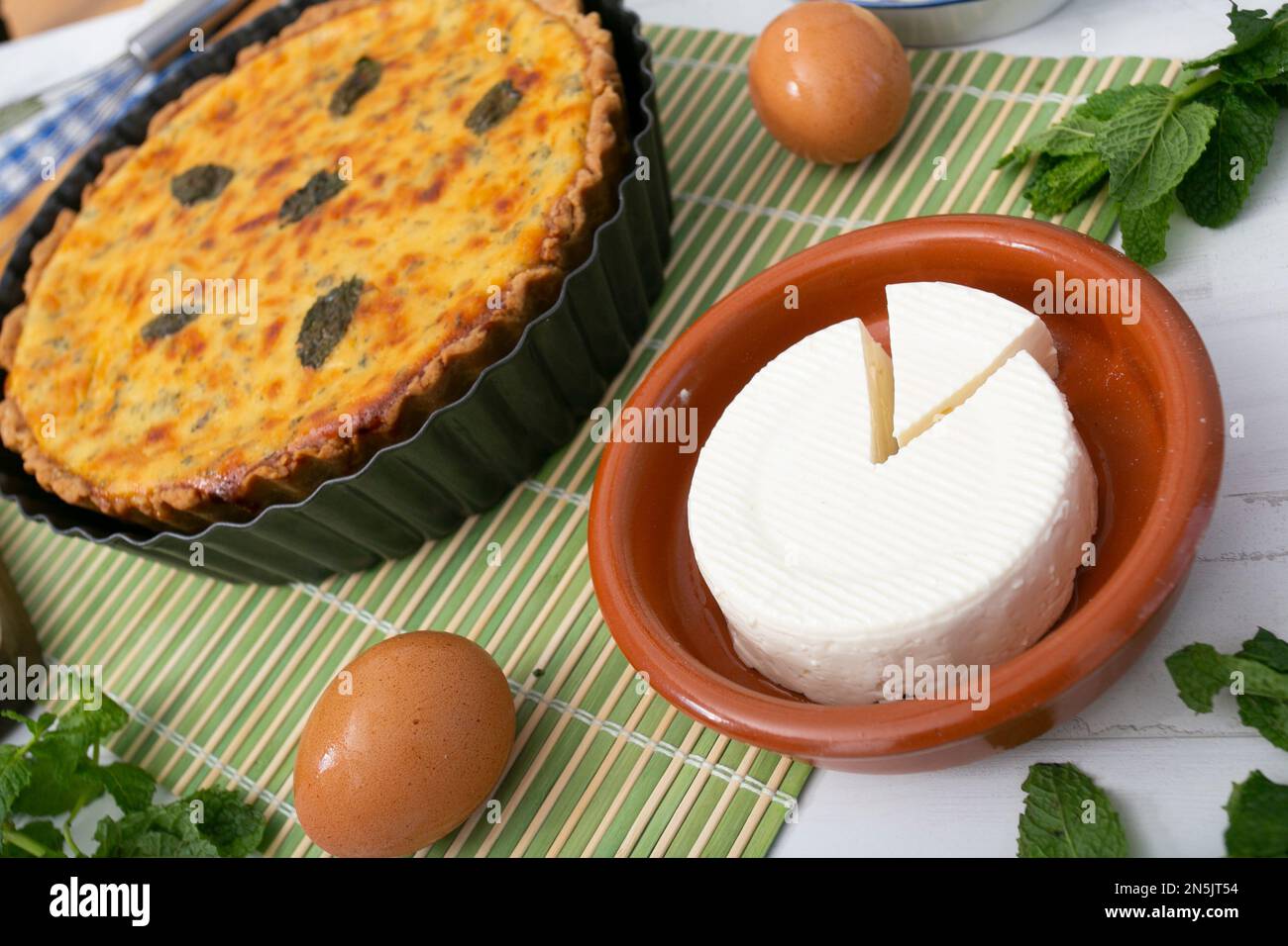 Il flaó è una pasta fatta con pasta di farina ripiena di ricotta o mató, formaggio o crema, con ingredienti e forme diverse a seconda del Foto Stock