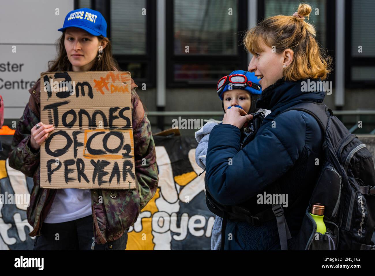 Londra, Regno Unito. 9th Feb, 2023. Drax The Destroyer banner - una protesta Anti Drax, organizzata dalla Stop Burning Trees Coalition e Biofuelwatch, presso il BEIS (Dipartimento per l'energia e la strategia industriale delle imprese, com'era). Credit: Guy Bell/Alamy Live News Foto Stock