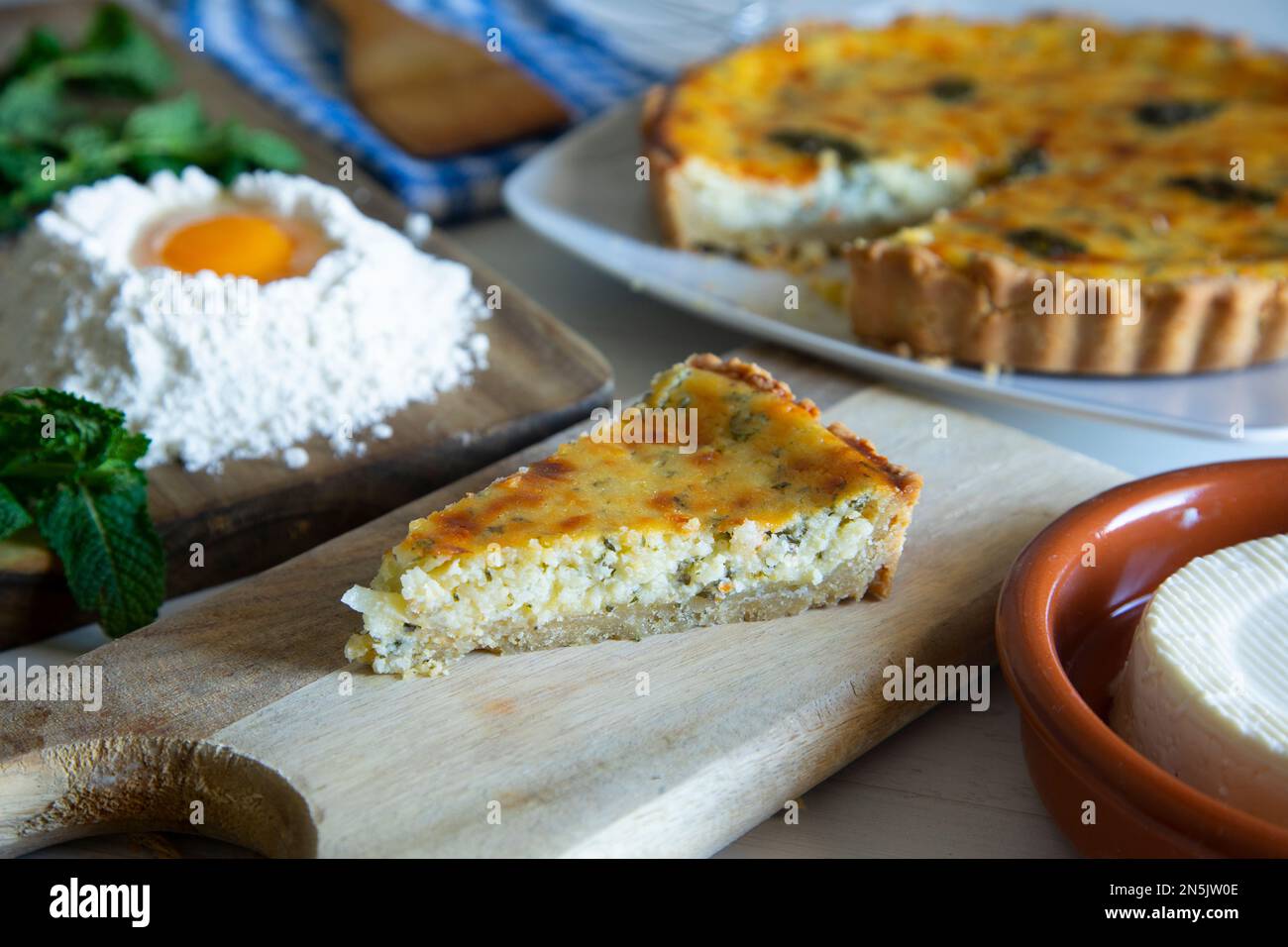 Il flaó è una pasta fatta con pasta di farina ripiena di ricotta o mató, formaggio o crema, con ingredienti e forme diverse a seconda del Foto Stock