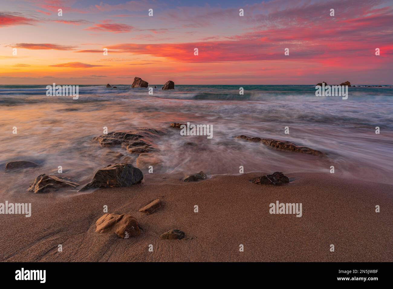 Spiaggia di Settefrati nella baia di Mazzaforno al crepuscolo, in Sicilia Foto Stock