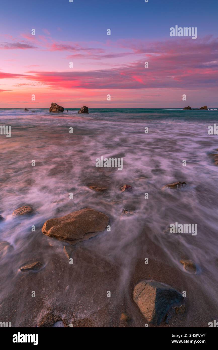 Spiaggia di Settefrati nella baia di Mazzaforno al crepuscolo, in Sicilia Foto Stock