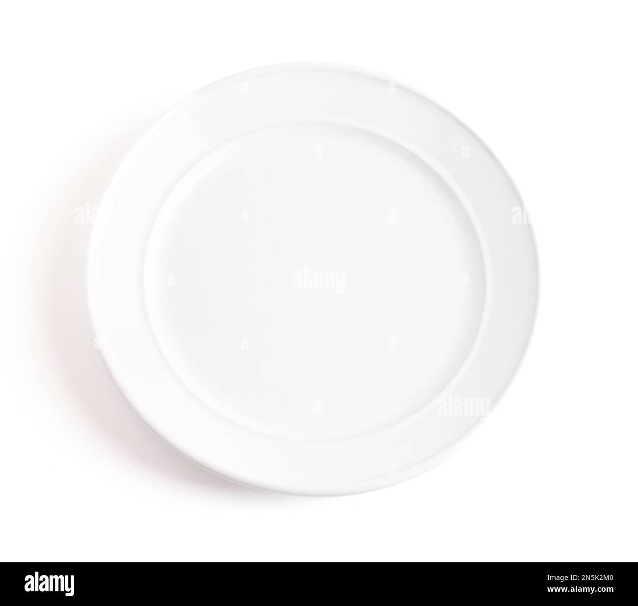 Una singola piastra bianca pulita e vuota isolata su un backgroung bianco Foto Stock