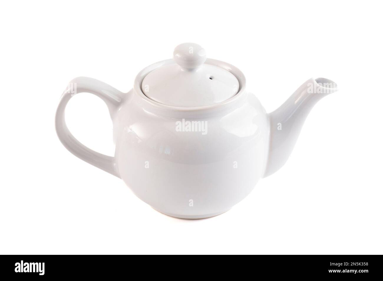 Una singola teiera bianca isolata su un backgroung bianco Foto Stock