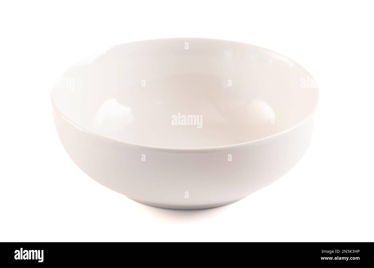 Una singola ciotola bianca pulita e vuota isolata su un backgroung bianco Foto Stock