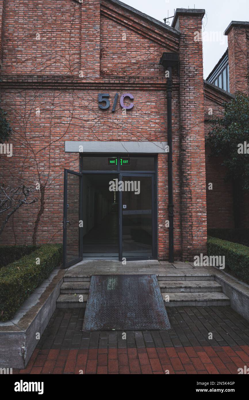 Uno scatto verticale di una porta di un edificio residenziale 5C a Shanghai, Cina Foto Stock