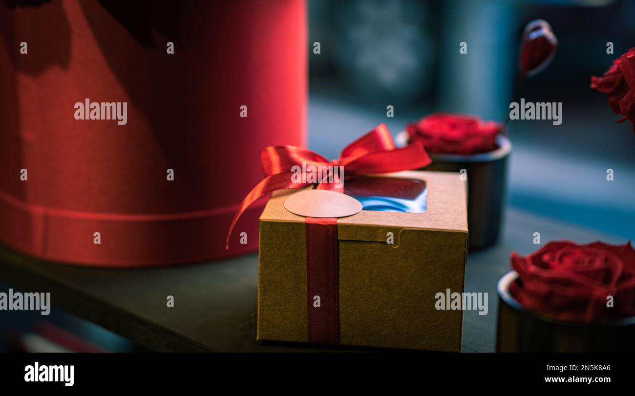 messa a fuoco selettiva di una confezione regalo di colore rosso con spazio copia, foto del prodotto Foto Stock