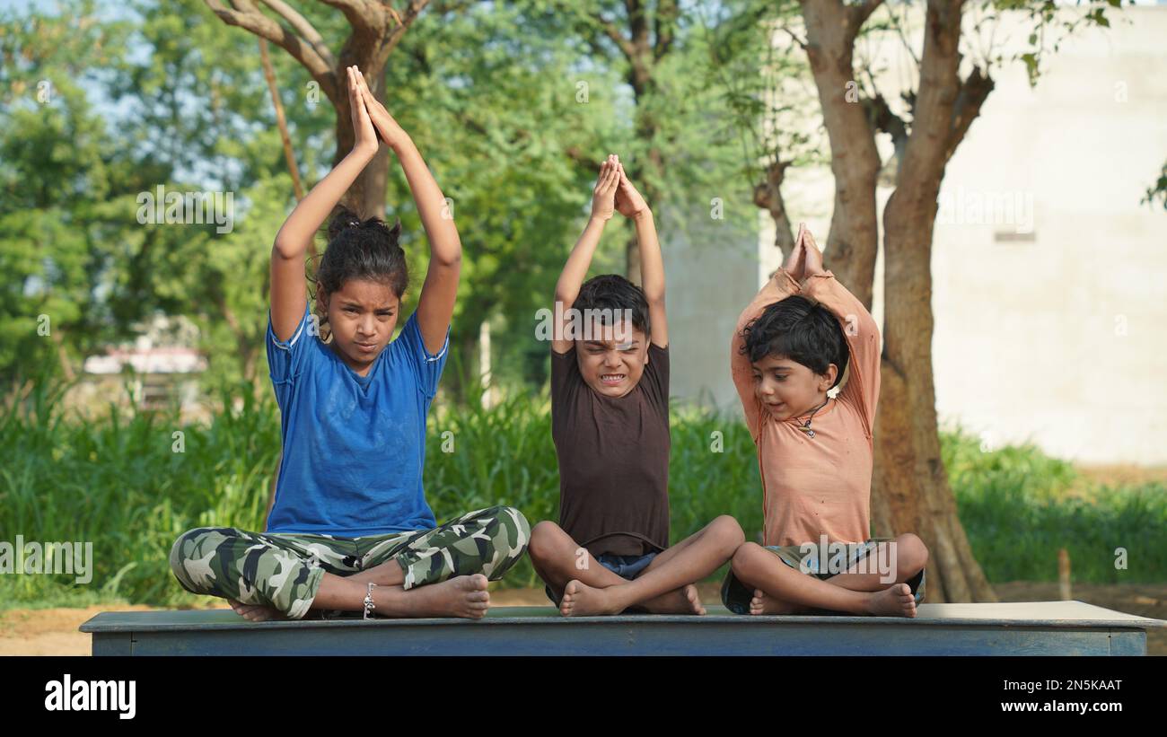 Corsi di yoga all'aperto. Yoga per Bambini Foto Stock