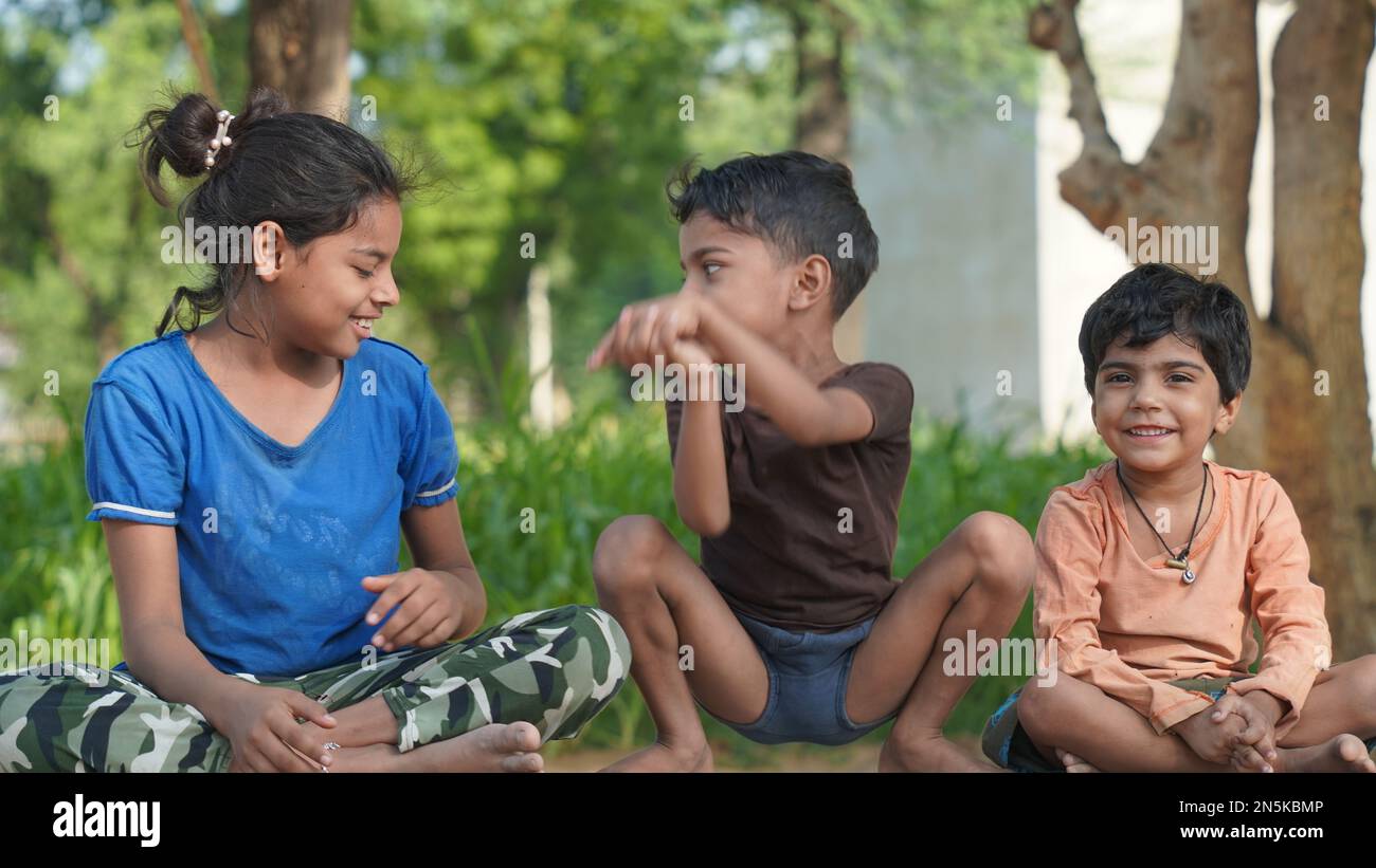i bambini fanno una posa yoga nel parco all'aperto. Concetto di stile di vita sano. Foto Stock