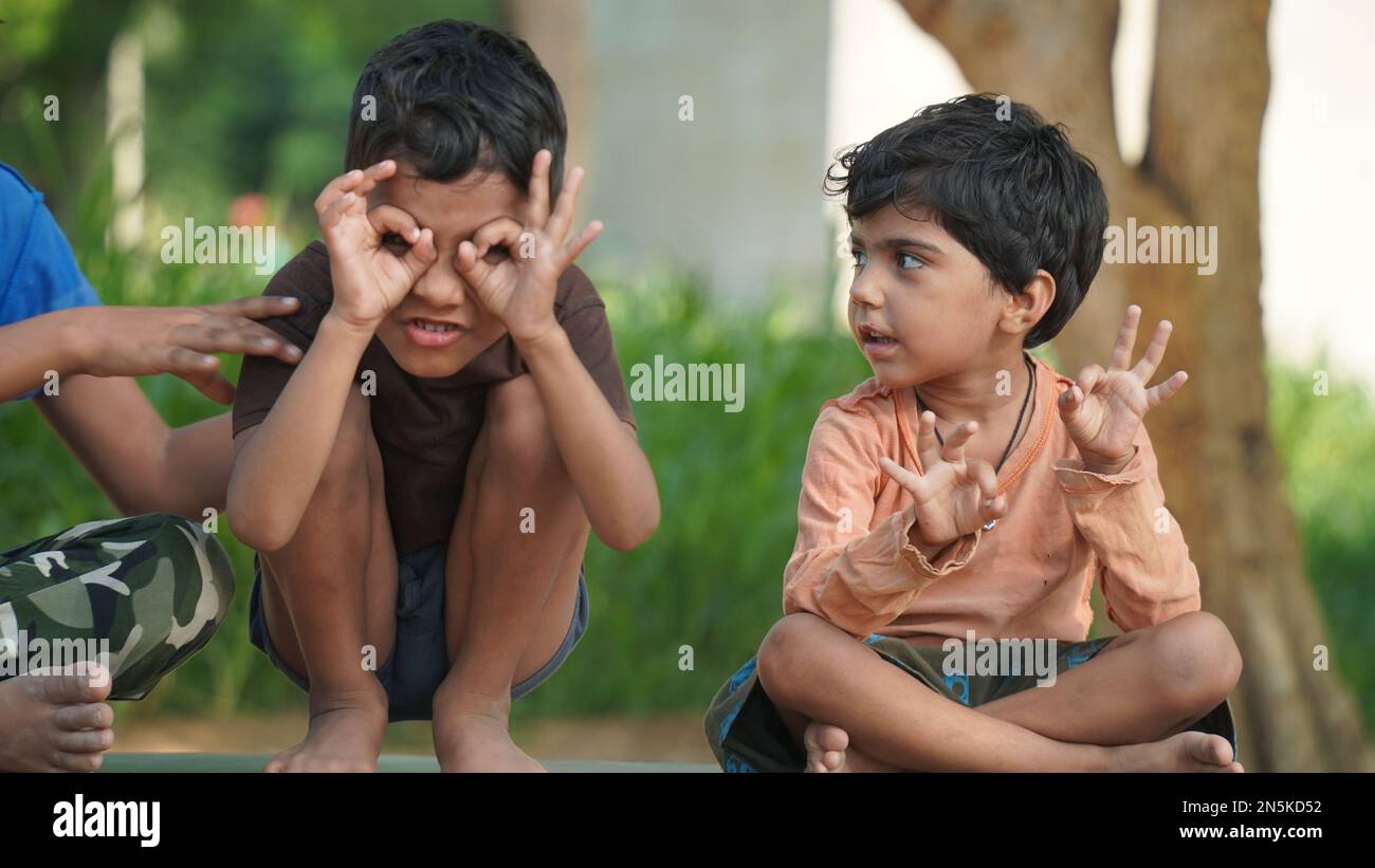 Divertenti bambini che fanno una posa yoga nel parco all'aperto. Concetto di stile di vita sano. Foto Stock