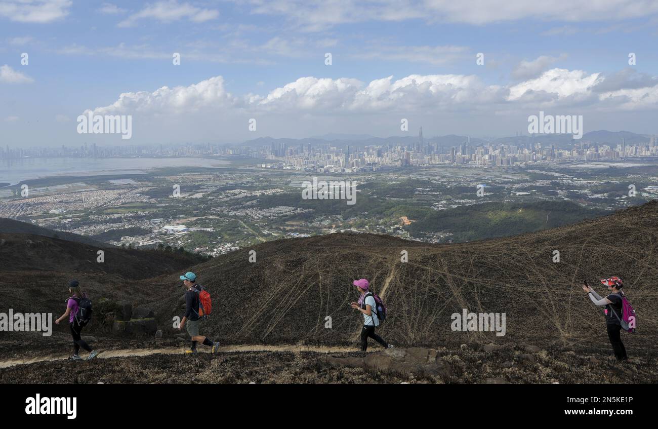 Conseguenze del fuoco selvaggio a Kai Kung Leng (Rooster Ridge) nel Lam Tsuen Country Park, Yuen Long. Almeno 2 sentieri di fiamme sul monte Kai Kung Leng bruciati per 16 ore il 24 gennaio 2023. 01FEB23 SCMP / Elson li Foto Stock