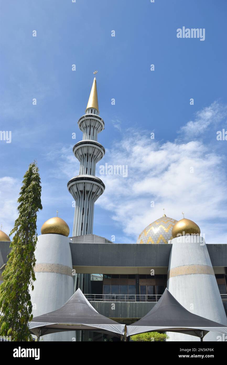 Foto verticale della Moschea a Kota Kinabaly Malesia. Foto Stock