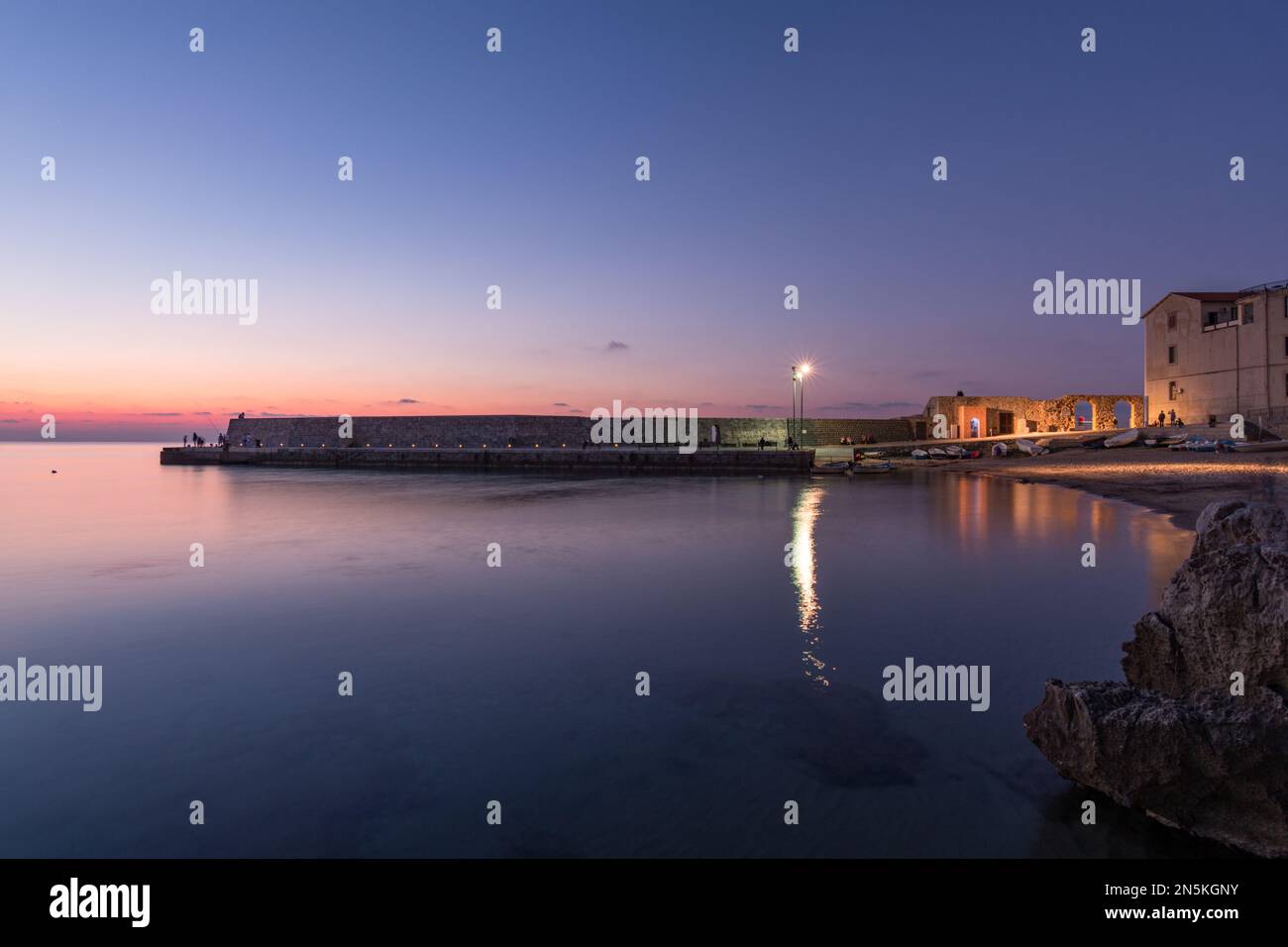 Il pittoresco villaggio balneare di Cefalù al crepuscolo, in Sicilia Foto Stock