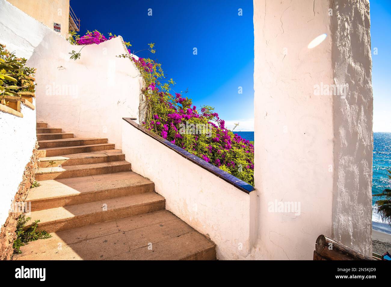 Idilliaco scale per la spiaggia a Nerja vista panoramica, Andalusia regione della Spagna Foto Stock