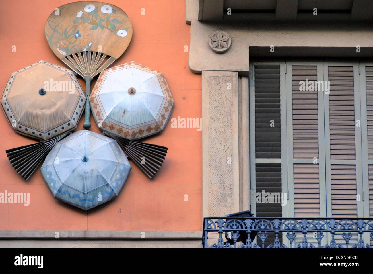 Primo piano finestra artistica balcone esterno Barcellona Foto Stock