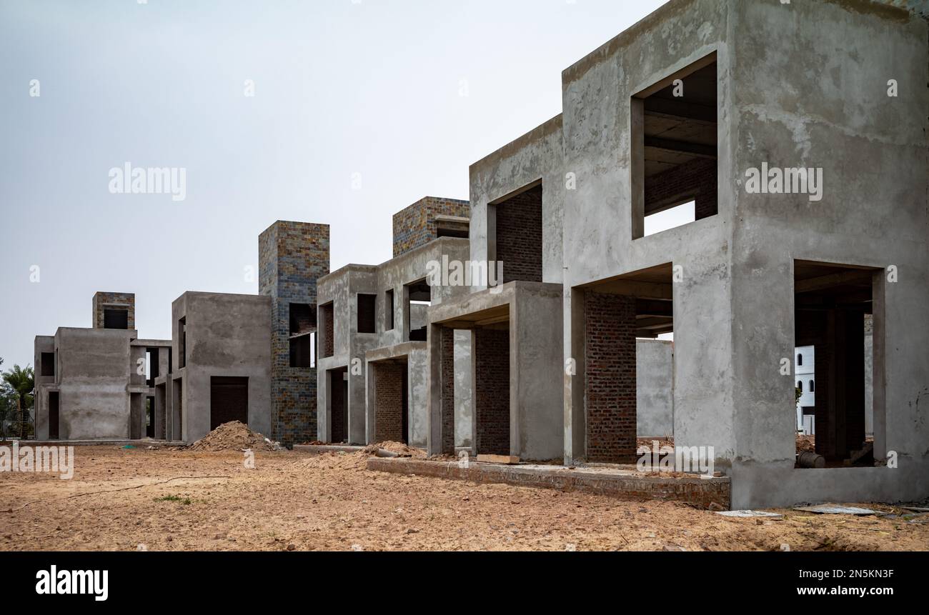 Case vacanza parzialmente costruite abbandonate vicino alla spiaggia di tra Co, vicino Mong Cai, a Quang Ninh, Vietnam. Foto Stock