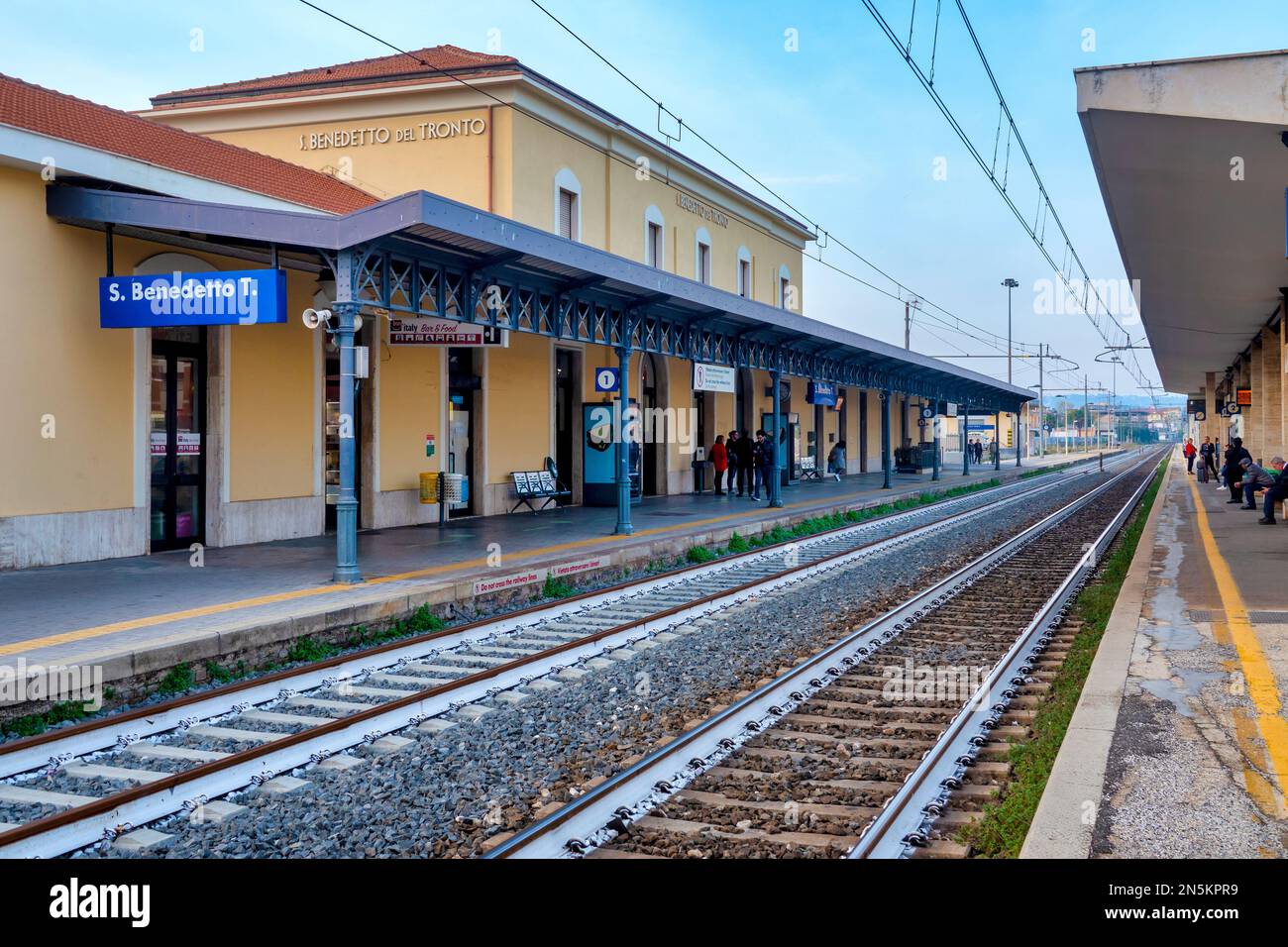 La stazione di San Benedetto del Tronto è una stazione ferroviaria situata sulla ferrovia Adriatica, sul tratto Ancona-Pescara. Foto Stock
