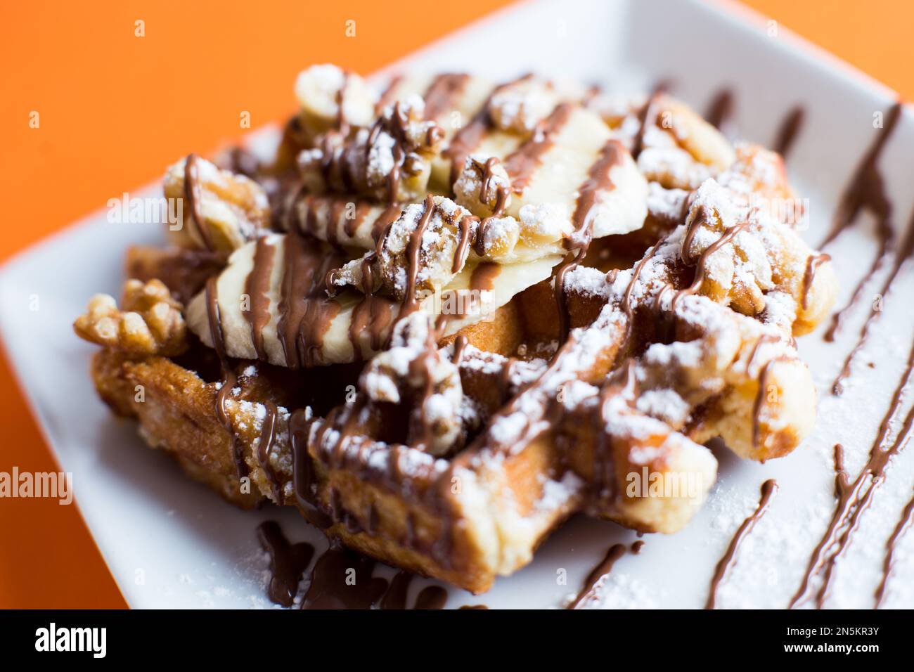 Una cialda, citata anche con le parole straniere cialda, cialda, cialda o cialda, è una tipica colazione belga e francese del nord. Foto Stock